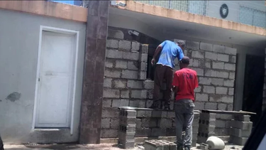 refuerzan con una pared de bloques la entrada de la embajada de cuba en caracas