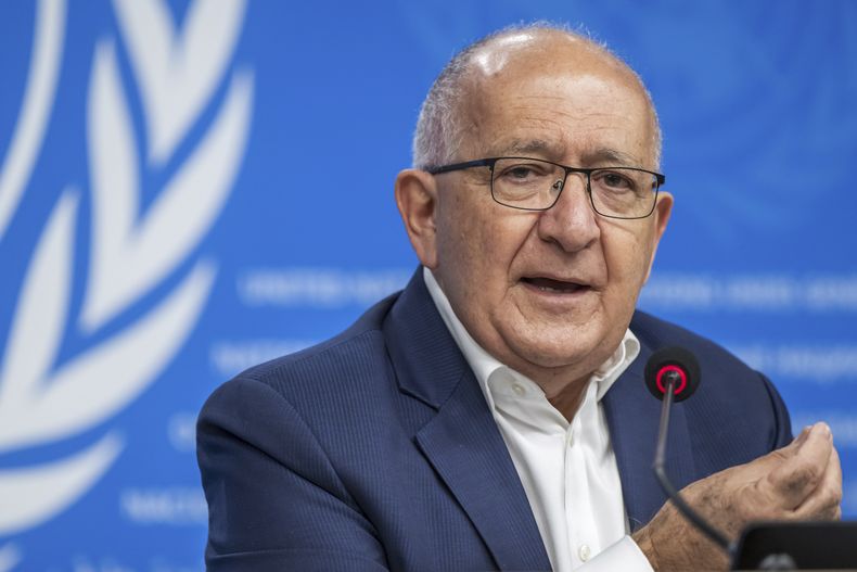 Chris Sidoti, miembro de la Comisión de Investigación sobre el Territorio Palestino Ocupado, un organismo respaldado por la ONU, habla durante una conferencia de prensa, en la sede europea de Naciones Unidas, en Ginebra, Suiza, el jueves 13 de marzo de 2025. (Martial Trezzini/Keystone vía AP)
