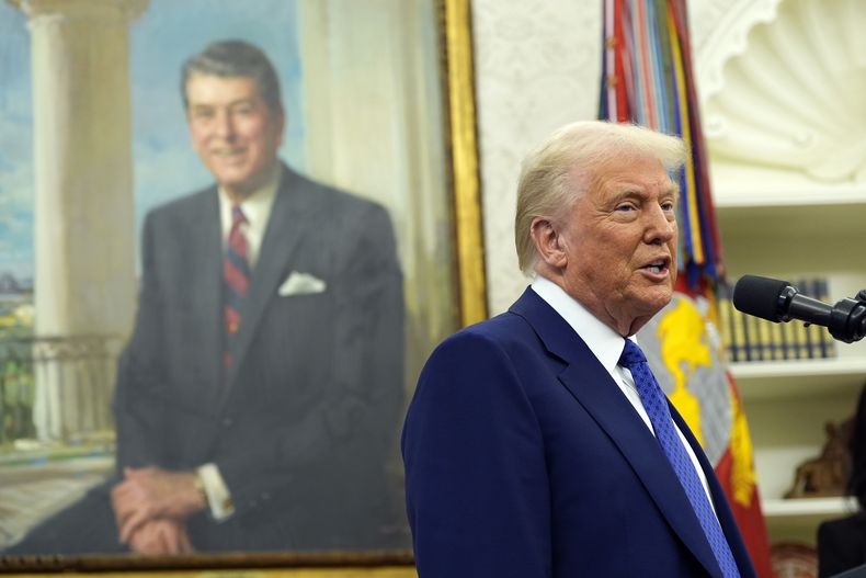 El presidente Donald Trump habla mientras Tulsi Gabbard presta juramento para el cargo de directora de Inteligencia Nacional en la Oficina Oval de la Casa Blanca, el miércoles 12 de febrero de 2025, en Washington. (AP Foto/Alex Brandon)