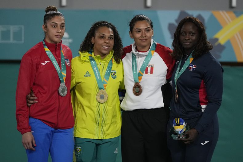 Desde la izquierda, el podio de la división -78kg, la puertorriqueña Sairy Colón (plata), la brasileña Samanta Soares (oro), la peruana Camila Figueroa (bronce) y la dominicana Eiraima Silvestre (bronce) del judo de los Juegos Panamericanos en Santiago, Chile, el lunes 30 de octubre de 2023. (AP Foto/Eduardo Verdugo)