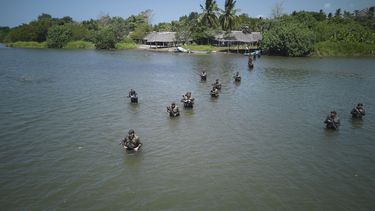 Soldados guatemaltecos patrullan la frontera con México como parte de la operación Anillo de Fuego, que busca fortalecer el control fronterizo, en el río Suchiate, en Ocos, Guatemala, el jueves 13 de marzo de 2025. (Foto AP/Moisés Castillo)