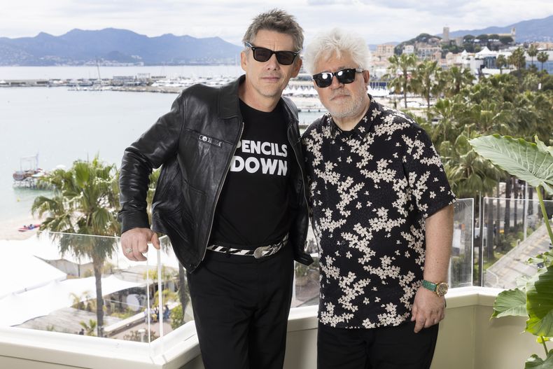 Ethan Hawke, izquierda, y el director Pedro Almodóvar posan para promover el corto Extraña forma de vida en la 76a edición del festival internacional de cine de Cannes, en el sur de Francia, el jueves 18 de mayo de 2023. (Foto Joel C Ryan/Invision/AP)