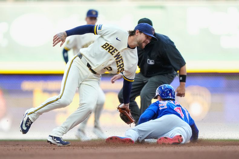 El jardinero de los Cachorros de Chicago, Pete Crow-Armstrong (a la derecha), se roba la segunda base mientras el segunda base de los Cerveceros de Milwaukee, Brice Turang (2), llega tarde a la jugada para tocarlo durante la quinta entrada de un partido de béisbol el lunes 7 de septiembre de 2026, en Milwaukee. (Foto AP/Kayla Wolf)