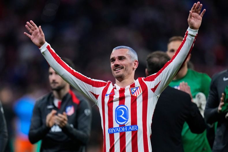 Antoine Griezmann, del Atlético de Madrid, celebra tras el juego de vuelta de la eliminatoria de la Liga de Campeones entre el Atlético de Madrid y el Club Brujas, en Madrid, España, el martes 24 de febrero de 2026. (Foto AP/Manu Fernandez)