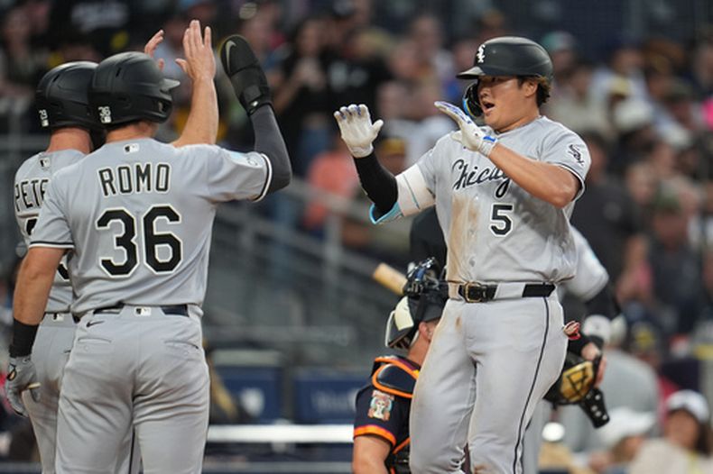 Munetaka Murakami, derecha, de los Medias Blancas de Chicago, celebra su cuadragular de tres carreras con sus compañeros Drew Romo (36) y Tristan Peters, izquierda, durante la segunda entrada del juego de béisbol de Grandes Ligas contra los Padres de San Diego, el viernes 1 de mayo de 2026, en San Diego. (AP Foto/Gregory Bull)