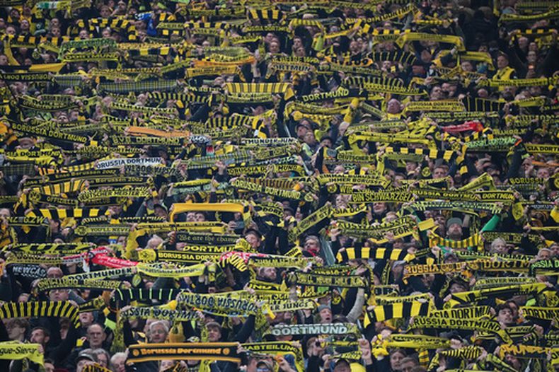 Hinchas de Borussia Dortmund despliegan sus bufandas previo al partido contra Werder Bremen en la Bundesliga, el viernes 9 de octubre de 2026, en Dortmund. (AP Foto/Martin Meissner)