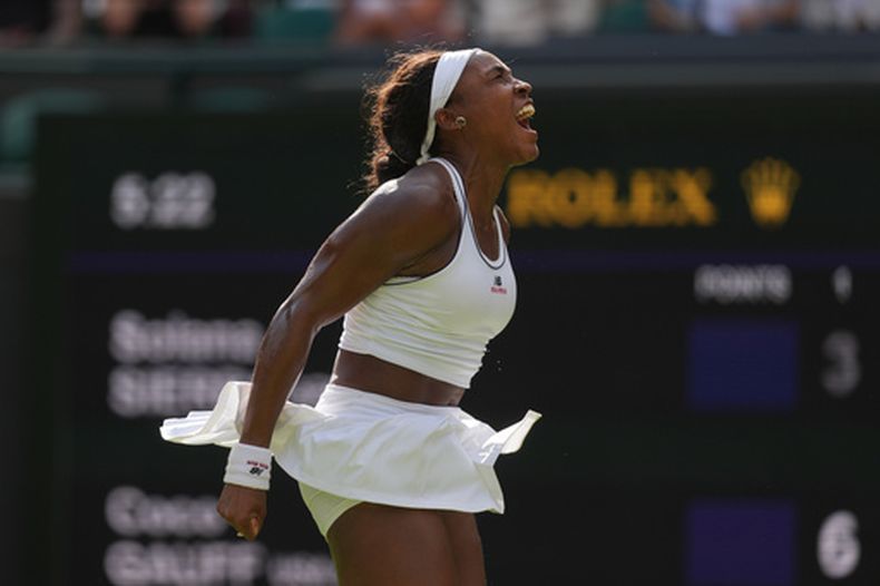 El estadounidense Coco Gauff celebra su victoria ante la argentina Solana Sierra en la segunda ronda de Wimbledon el miércoles primero de julio del 2026. (AP Foto/Kin Cheung)