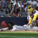 Elly De La Cruz de los Rojos de Cincinnati se roba el plato frente al cátcher de los Cerveceros de Milwaukee el venezolano William Contreras en la séptima entrada del juego del sábado 8 de julio del 2023. (AP Foto/Morry Gash)