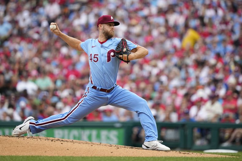 El abridor Zack Wheeler de los Filis de Filadelfia lanza en la segunda entrada del juego ante los Rangers de Texas el jueves 23 de mayo del 2024. (AP Foto/Matt Slocum)