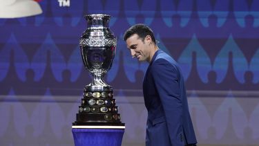 El técnico de Argentian Lionel Scaloni observa el trofeo de la Copa América 2024 durante el sorteo del torneo, el jueves 7 de diciembre de 2023, en Miami. (AP Foto/Lynne Sladky)