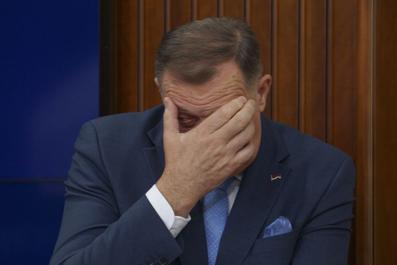 El presidente serbobosnio Milorad Dodik hace un gesto durante una conferencia de prensa después de que fiscales bosnios ordenaran la detención de tres funcionarios serbobosnios de alto nivel por una serie de acciones separatistas, en la localidad bosnia de Banja Luka, 240 km al noroeste de Sarajevo, el miércoles 12 de marzo de 2025. (AP Foto/Radivoje Pavicic)