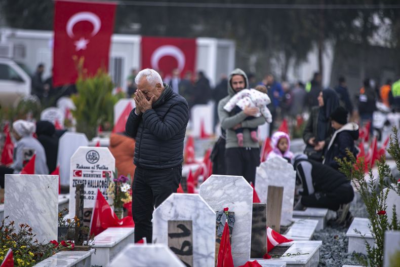 En esta imagen de archivo, la gente visita las tumbas de algunas de las víctimas de un potente sismo registrado en febrero de 2023, en Antakya, en el sur de Turquía, el 6 de febrero de 2024. (AP Foto/Metin Yoksu, archivo)