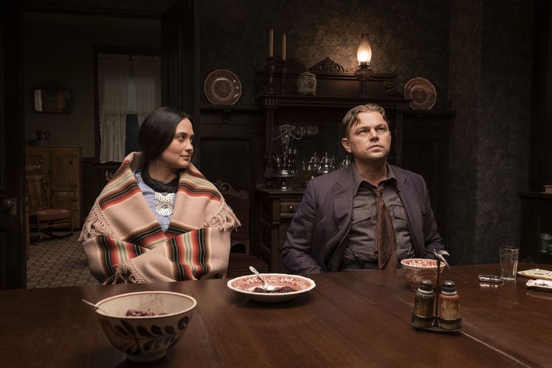 Esta imagen proporcionada por Apple TV+, Lily Gladstone, izquierda, y Leonardo DiCaprio en una escena de Killers of the Flower Moon. (Melinda Sue Gordon/Apple TV+ vía AP)