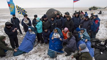 americateve | Los astronautas Alexander Gent de la Agencia Espacial Europea, izq, Max Suraev de la Agencia Espacial Federal Rusa, centro, y el ingeniero de vuelo de la NASA Reid Wiseman a su regreso a la Tierra cerca de Arkahk, Kazajist&aacute;n, el 10 de noviembre del