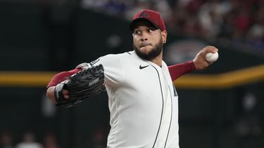 Eduardo Rodriguez, lanzador de los Diamondbacks de Arizona, lanza frente a los Dodgers de Los Ángeles durante la primera entrada del juego de béisbol de Grandes Ligas, el domingo 9 de agosto de 2026, en Phoenix. (AP Foto/Rick Scuteri)