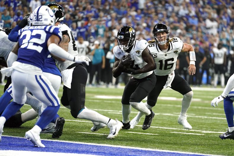 El running back Tank Bigsby (4) de los Jaguars de Jacksonville anota un touchdown ante los Colts de Indianápolis, el domigo 10 de septiembre de 2023, en Indianápolis. (AP Foto/Darron Cummings)