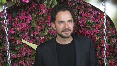 El actor Manolo Cardona posa en la alfombra roja de la película Dime lo que quieres (de verdad) en la Ciudad de México el lunes 24 de julio de 2023. (Foto AP/Berenice Bautista)