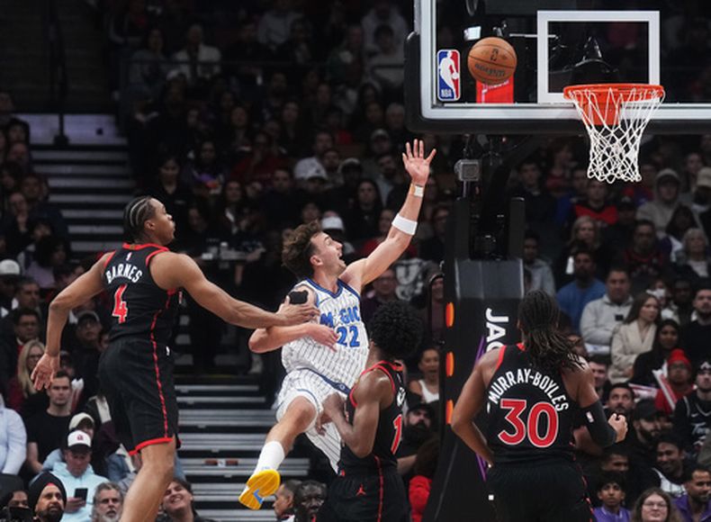 Franz Wagner, del Magic de Orlando, dispara frente a Scottie Barnes, de los Raptors de Toronto, en el encuentro del viernes 30 de octubre de 2026 (Nathan Denette/The Canadian Press via AP)