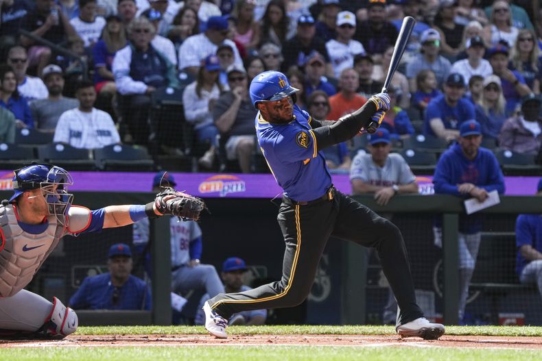 Victor Robles, derecha, de los Marineros de Seattle, batea de foul durante la primera entrada del juego de béisbol en contra de los Mets de Nueva York, el domingo 11 de agosto de 2024 (AP Foto/Liv Lyons)