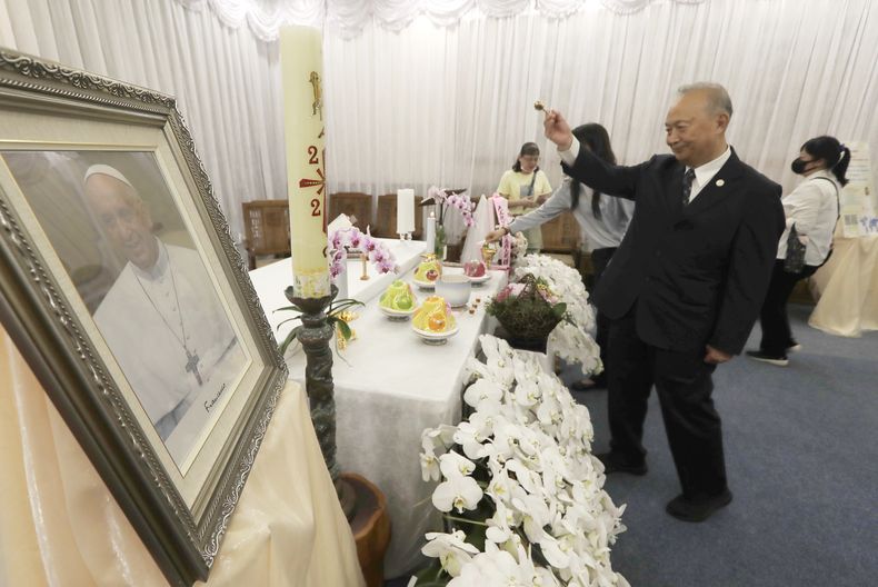 Taiwaneses presentan sus respetos ante una foto del fallecido papa Francisco, en Taipéi, Taiwán, el 22 de abril de 2025. (AP Foto/Chiang Ying-ying)