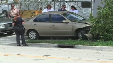 mujer choca su auto contra otros dos y se da a la fuga en hialeah