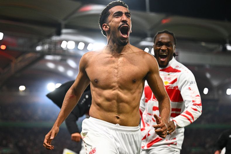 Tiago Tomas celebra tras anotar el gol de la victoria de Stuttgart ante Friburgo en las semifinales de la Copa de Alemania, el jueves 23 de abril de 2026, en Stuttgart. (Tom Weller/dpa vía AP)