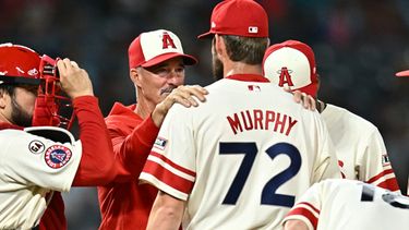 El lanzador de los Angelinos de Los Ángeles, Luke Murphy (72), habla con el coach de pitcheo Mike Maddux (segundo desde la izquierda), durante la octava entrada de un partido de béisbol contra los Cerveceros de Milwaukee, el viernes 31 de julio de 2026, en Anaheim, California. (Foto AP/William Liang)