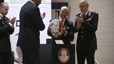 Embajador de EEUU devuelve a Italia estatua robada en 1968