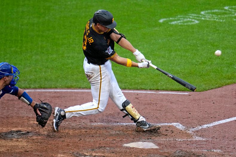 Rafael Flores Jr., de los Piratas de Pittsburgh, batea un jonrón de dos carreras frente a Nate Pearson, lanzador de los Reales de Kansas City, durante la octava entrada del juego de béisbol de Grandes Ligas, el domingo 20 de septiembre de 2026, en Pittsburgh. (AP Foto/Gene J. Puskar)