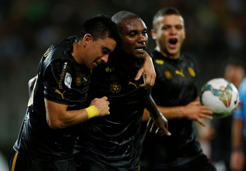 Marcelo Zalayeta (centro), del Pe&ntilde;arol de Uruguay, es felicitado por su compa&ntilde;ero Jorge Rodr&iacute;guez despu&eacute;s de anotar el tanto del empate en su visita al Deportivo Anzo&aacute;tegui de Venezuela, en un partido de la Copa Libertad