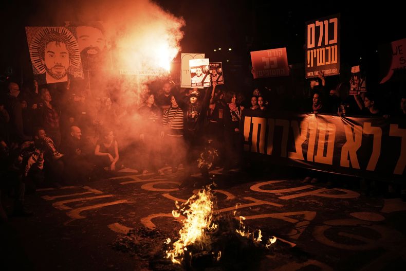 Gente participa en una protesta para exigir la liberación inmediata de rehenes retenidos en la Franja de Gaza por Hamás, en Tel Aviv, Israel, el sábado 1 de marzo de 2025. (AP Foto/Leo Correa)
