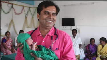 la inspiradora historia del medico que realiza partos gratuitos para intentar salvar la vida millones ninas discriminadas en india