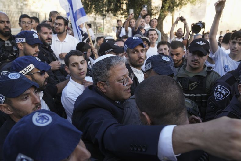 El ministro israelí de Seguridad Nacional, Itamar Ben-Gvir, en el centro, asiste a una marcha en el Día de Jerusalén, un feriado israelí para celebrar la toma de Jerusalén oriental en la Guerra de los Seis Días, ante la Puerta de Damasco en la zona antigua de Jerusalén, el jueves 18 de mayo de 2023. (AP Foto/Mahmoud Illean)