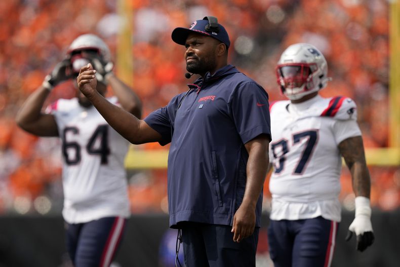 El entrenador en jefe de los Patriots de Nueva Inglaterra, Jerod Mayo observa desde la línea lateral durante la segunda mitad del juego de NFL ante los Bengals de Cincinnati, el domingo 8 de septiembre de 2024, en Cincinnati. (AP Foto/Carolyn Kaster)