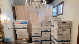 ARCHIVO - Esta imagen, contenida en una acusación contra el expresidente Donald Trump, muestra cajas con documentos gubernamentales almacenados en un baño de la finca Mar-a-Lago de Trump en Palm Beach, Florida. (Departamento de Justicia vía AP)