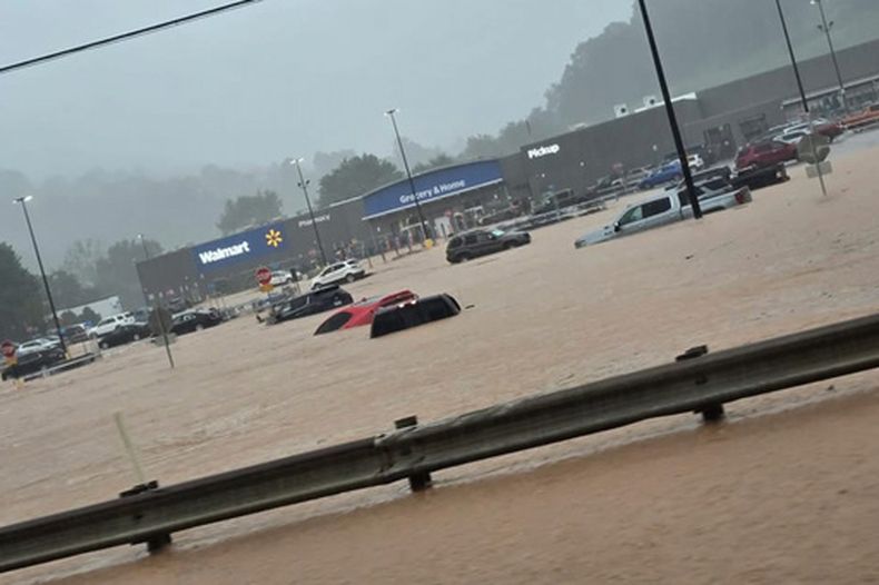 En esta foto proporcionada por Alexis Wood, se muestra un estacionamiento de Walmart inundado debido a las fuertes tormentas, el 21 de julio de 2026 en Weston, Virginia Occidental. (Foto, Alexis Wood vía AP)
