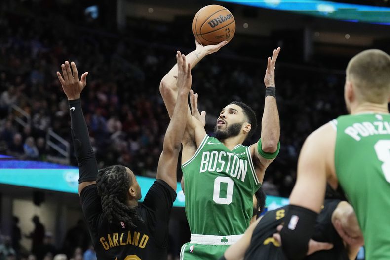 Jayson Tatum, de los Celtics de Boston, dispara frente a Darius Garland, de los Cavaliers de Cleveland, el martes 4 de febrero de 2025 (AP Foto/Sue Ogrocki)