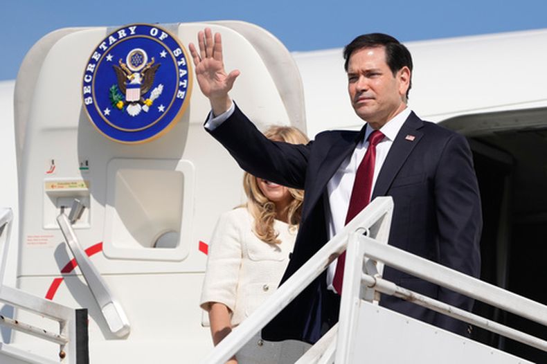 El secretario de Estado de Estados Unidos, Marco Rubio, y su esposa Jeanette Rubio sale del aeropuerto internacional de Ernesto Cortissoz en Barranquilla, Colombia, el miércoles 9 de septiembre de 2026. (AP Foto/Fernando Vergara, Pool)