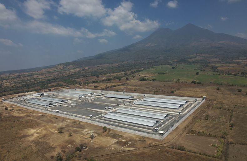 ARCHIVO - Esta fotografía aérea muestra la megaprisión llamada Centro de Confinamiento del Terrorismo (CECOT) el 5 de marzo de 2023, en Tecoluca, El Salvador. (AP Foto/Salvador Melendez, archivo)
