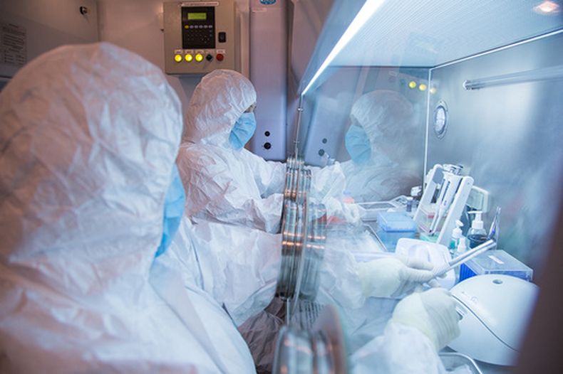 Esta foto sin fecha publicada por el Instituto de Investigación Antipeste de Irkutsk de Siberia y Lejano Oriente, muestra a los trabajadores del instituto en un laboratorio. (Foto, Instituto de Investigación Anti-Peste de Irkutsk de Siberia y Lejano Oriente vía AP)