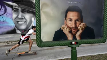 Un individuo patina cerca de un anuncio publicitario con la imagen del delantero argentino Lionel Messi, el lunes 6 de noviembre de 2023, en Buenos Aires. (AP Foto/Rodrigo Abd)
