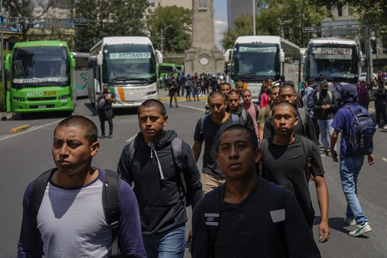 Miles exigen justicia a 10 años de la desaparición de 43 estudiantes en ...
