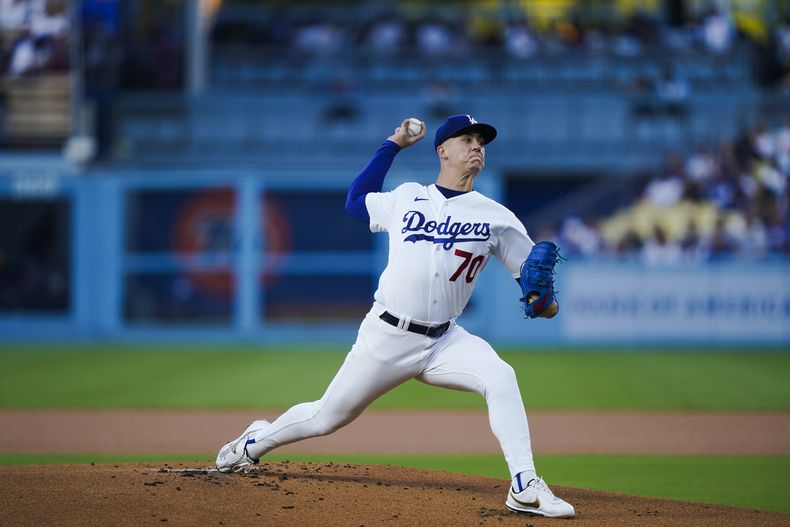 Bobby Miller, de los Dodgers de Los Ángeles, lanza en el juego del martes 15 de agosto de 2023, ante los Cerveceros de Milwaukee (AP Foto/Ryan Sun)