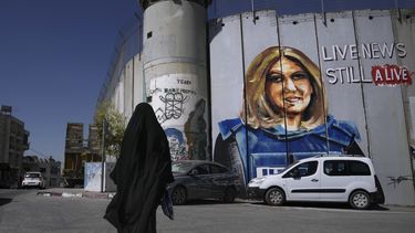 ARCHIVO - Un mural que muestra a la periodista palestino-estadounidense asesinada Shireen Abu Akleh se ve en el controversial muro de separación en la ciudad cisjordana de Belén, el miércoles 6 de julio de 2022. El mural del artista palestino Taqi Spateen compareció el miércoles por la mañana antes de una visita del presidente de Estados Unidos, Joe Biden. Según un reporte del Comité para Proteger a los Periodistas publicado el 9 de mayo de 2023, el ejército israelí ha evitado de forma sistemática la responsabilidad por la muerte de 20 periodistas en las dos últimas décadas, con investigaciones lentas y opacas que nunca han terminado en cargos o castigos. (AP Foto/Mahmoud Illean, Archivo)