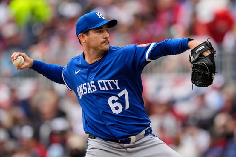 El pitcher de los Reales de Kansas City Seth Lugo trabaja la primera entrada ante los Bravos de Atlanta en el encuentro del domingo 29 de marzo del 2026. (AP Foto/Mike Stewart)