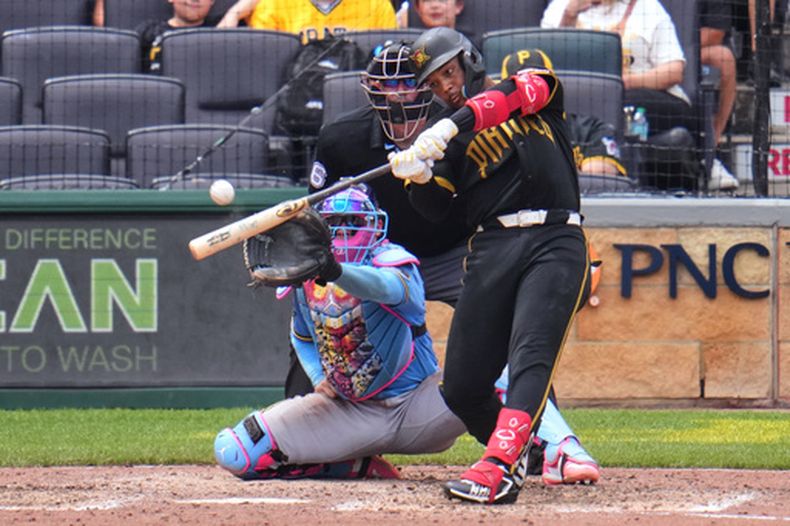 Esmerlyn Valdez, de los Piratas de Pittsburgh, conecta un jonrón con las bases llenas (grand slam) ante el lanzador de los Cerveceros de Milwaukee, Aaron Ashby, durante la séptima entrada del primer juego de una doble cartelera de béisbol en Pittsburgh, el sábado 11 de julio de 2026. (Foto AP/Gene J. Puskar)