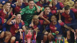Los jugadores del Barcelona celebran la conquista del título de La Liga de España, el domingo 18 de mayo de 2025, en Barcelona. (AP Foto/Joan Monfort)