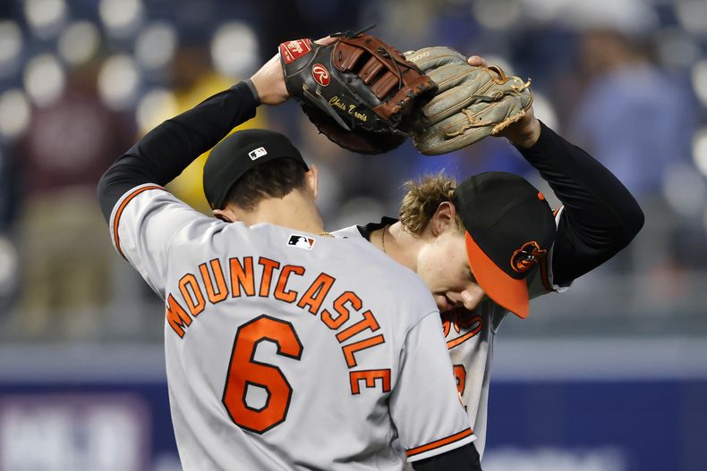 Ryan Mountcastle y Gunar Henderson festejan la victoria de los Orioles de Baltimore sobre los Reales de Kansas City, el martes 2 de mayo de 2023 (AP Foto/Colin E. Braley)