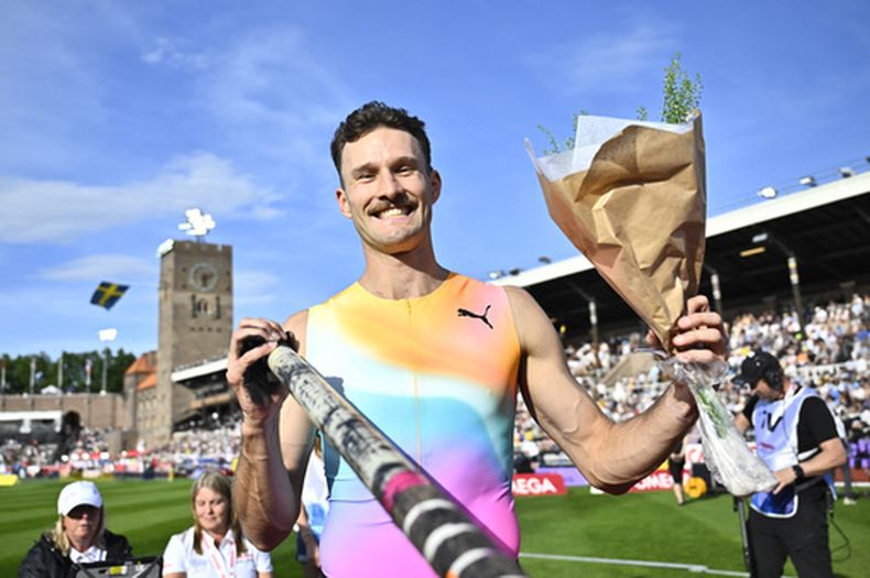 El australiano Kurtis Marschall posa tras ganar la prueba de salto con pértiga en la reunión de la Liga Diamante en Estocolmo, Suecia el domingo 7 de junio del 2026. (Christine Olsson/TT News Agency via AP)