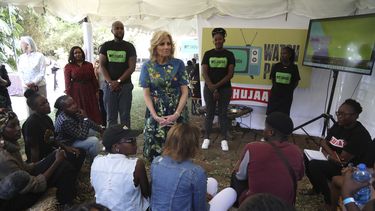 Jill Biden habla sobre sexo seguro con jóvenes en Kenia